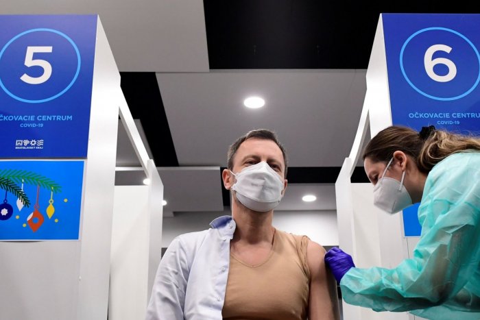 Ilustračný obrázok k článku Premiér Heger dostal TRETIU dávku vakcíny: Prečo tak nespravil aj Kollár?