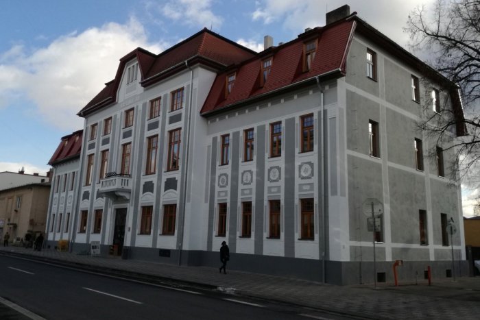 Ilustračný obrázok k článku Zvolenská knižnica poriadne opeknela: Návštevníkov víta vynovenou fasádou