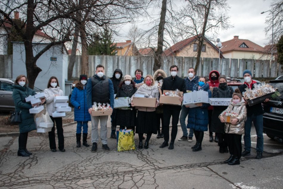 Ilustračný obrázok k článku Zdravotníci na vianočné vypekanie nemajú čas: Pomocnú ruku im podali učitelia