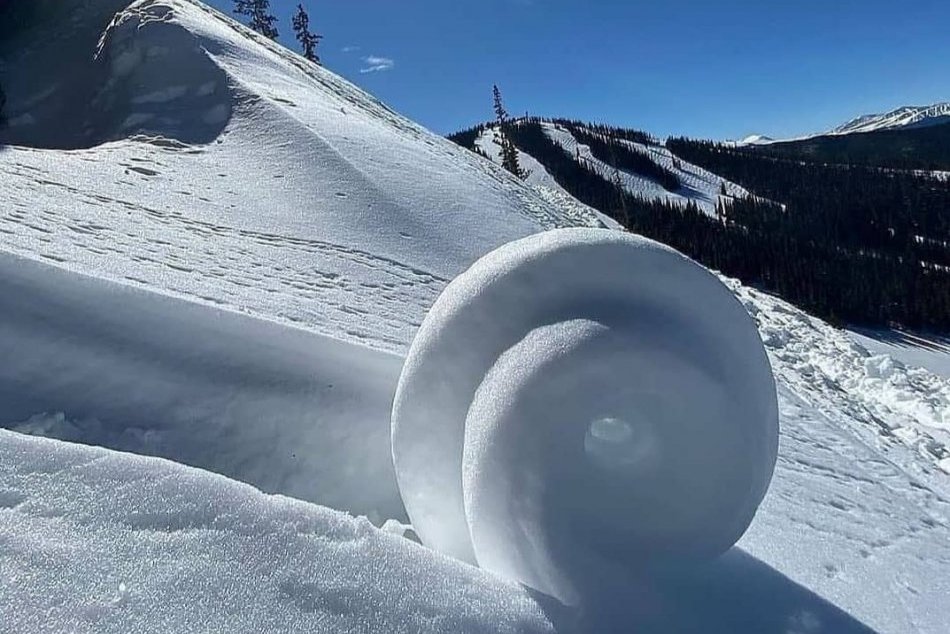 Ilustračný obrázok k článku Prenádherná hra prírody: Už ste videli SNEHOVÉ ROLKY? Pozrite na výnimočný fenomén