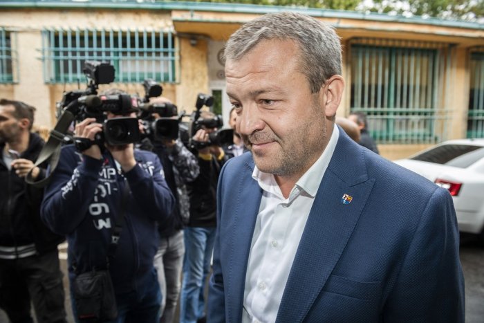 Ilustračný obrázok k článku Trenčiansky župan Baška POHOREL v prieskume: Ešte horšie dopadli krajskí poslanci