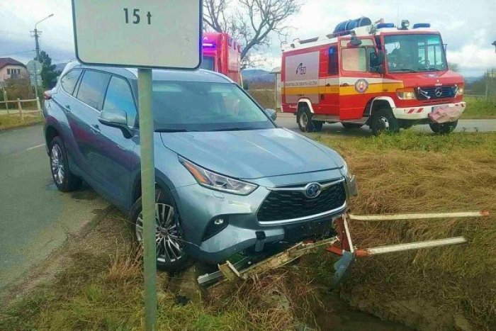 Ilustračný obrázok k článku Auto v Biskupiciach prerazilo zvodidlá a viselo nad potokom: Ratovali zraneného