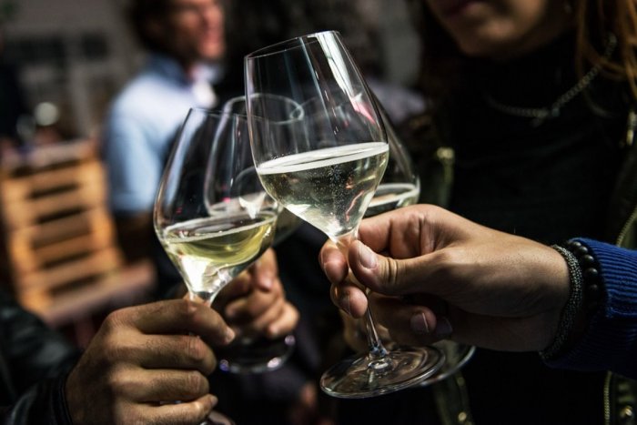 Ilustračný obrázok k článku Pozor na silvestrovský prípitok: Pribúdajú HRANIČNÍ alkoholici, je ľahké ich identifikovať!