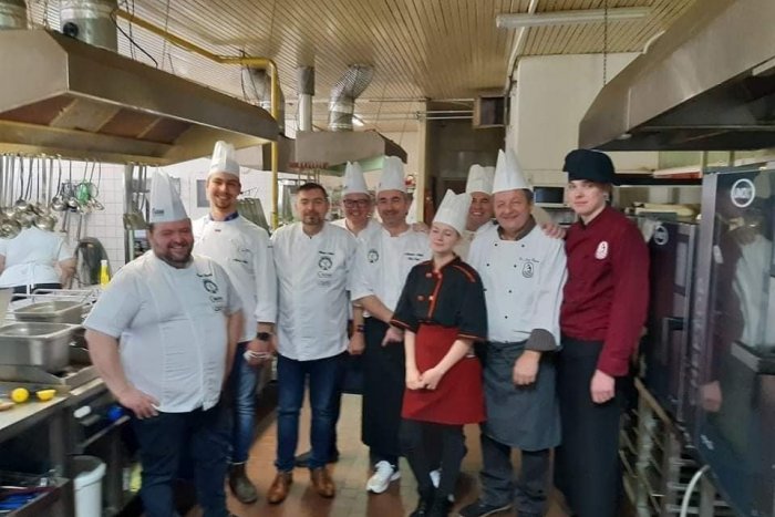 Ilustračný obrázok k článku Michalovskí študenti pomáhali: Pripravili STOVKY porcií sviatočného menu