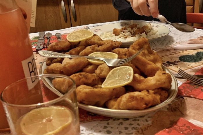 Ilustračný obrázok k článku Rady PRVEJ pomoci pri rybej kostičke v krku: Keď príde k najhoršiemu, musíte urobiť TOTO!