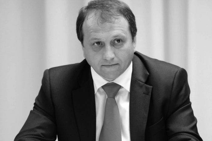 Ilustračný obrázok k článku Smutné Vianoce v rodine Jozefa Buriana: Bývalý poslanec NR SR zomrel vo veku 60 rokov