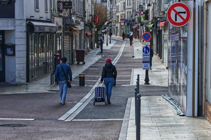 Ilustračný obrázok k článku Zápasia s omikronom: TOĽKO prípadov nemali Francúzi ani Briti od vypuknutia pandémie!