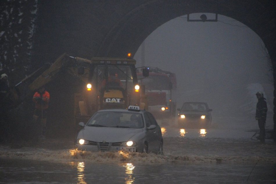 Ilustračný obrázok k článku Vianoce pred 15 rokmi ohrozili ZÁPLAVY: Bystričanom museli POMÁHAŤ aj odsúdení, FOTO