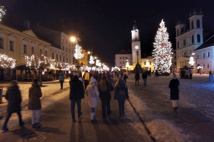 Ilustračný obrázok k článku V centre Bystrice je plno aj bez trhov a Štefanských zábav: Ľudí láka punč, FOTO