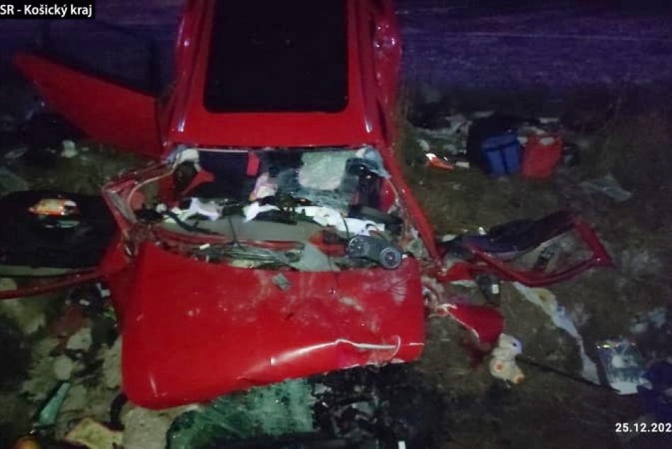 Ilustračný obrázok k článku TRAGÉDIA na Vianoce: Po náraze zostal z auta VRAK, zahynula vodička a 20-ročný mladík, FOTO
