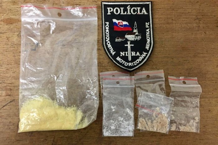 Ilustračný obrázok k článku Muž sa pri policajnej kontrole roztriasol a koktal: Objavili u neho DROGY!