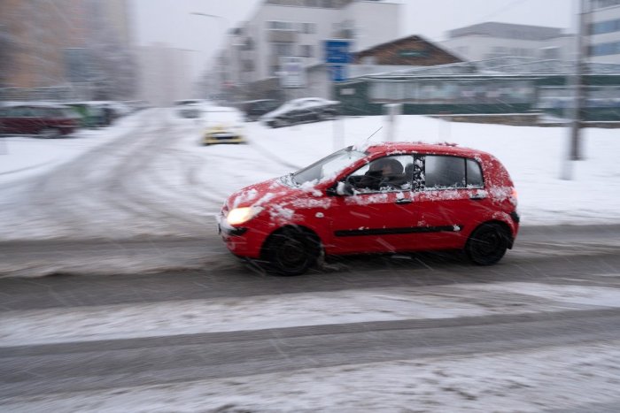Ilustračný obrázok k článku Vodičov opäť potrápia cesty: Najbližšie dni platí výstraha pred poľadovicou
