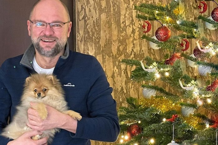 Ilustračný obrázok k článku Vianoce u Sulíka: Najprv ho označili za plešatého geňa, potom ukázal psa Baróna!