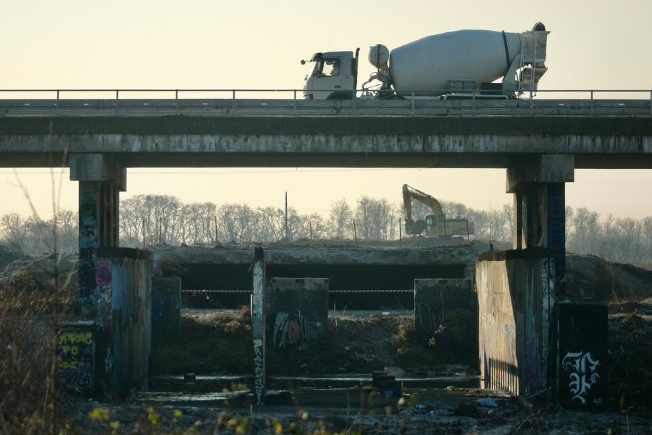 Ilustračný obrázok k článku Zbohom, bratislavské METRO: Búrajú depo stavby, ktorá sa začala a nikdy nedokončila