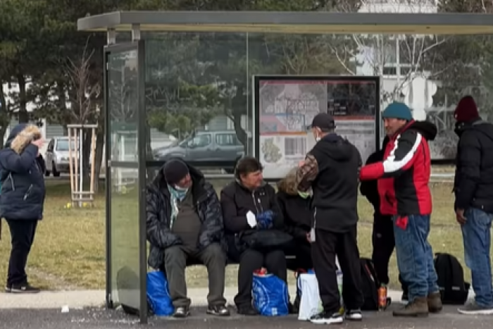 Ilustračný obrázok k článku Ľudia bez domova si robia „párty“ na zastávke MHD: Miestni obyvatelia sú bezmocní