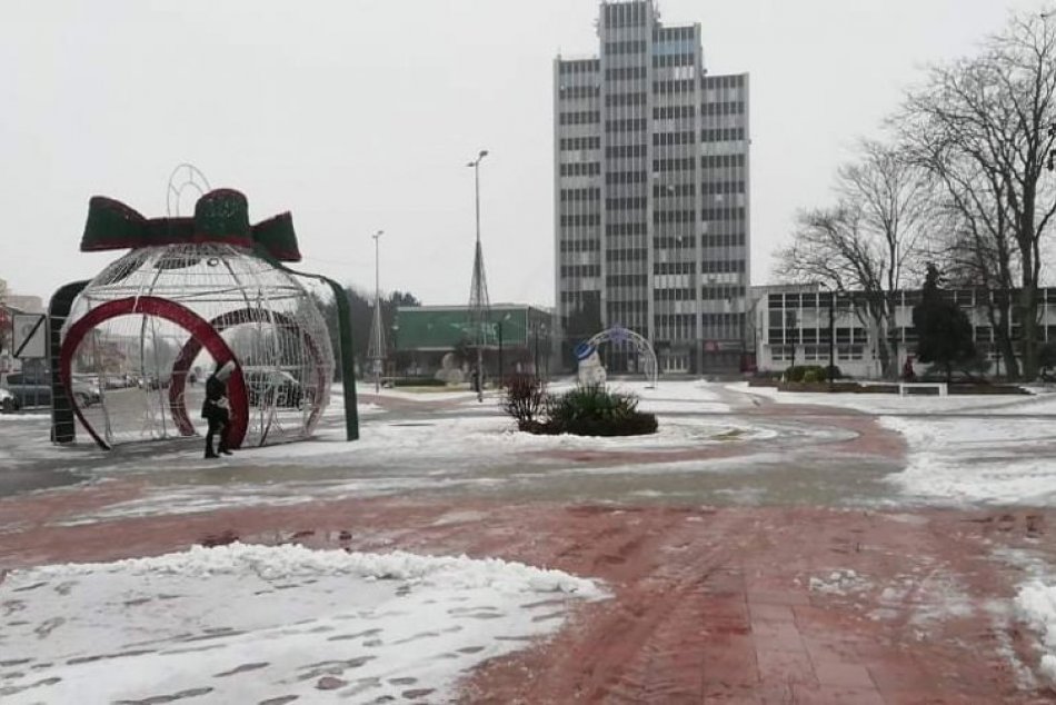 Ilustračný obrázok k článku Zasnežené biele Michalovce zmenili podobu: Po čľapkanici príde poľadovica, FOTO