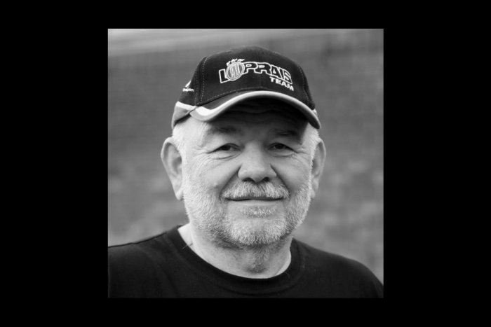 Ilustračný obrázok k článku Svet motošportu v slzách: Zomrel český kráľ DAKARU Karel Loprais!