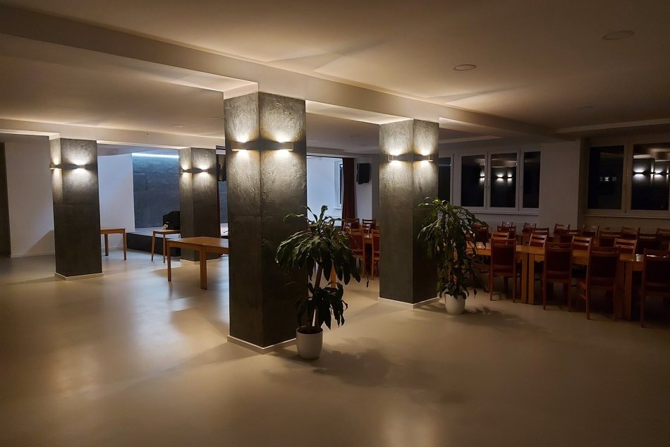 Ilustračný obrázok k článku Spoločenská miestnosť na úrade v Nedožeroch-Brezanoch je modernejšia, FOTO