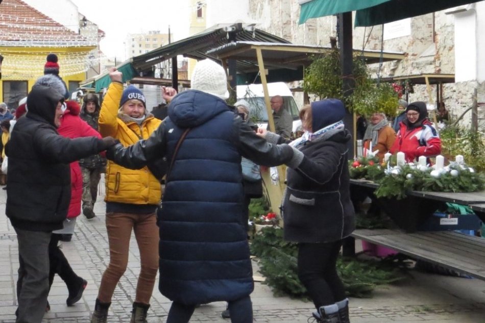 Ilustračný obrázok k článku Strhli na seba všetku pozornosť! Východniari sa roztancovali na námestí, FOTO