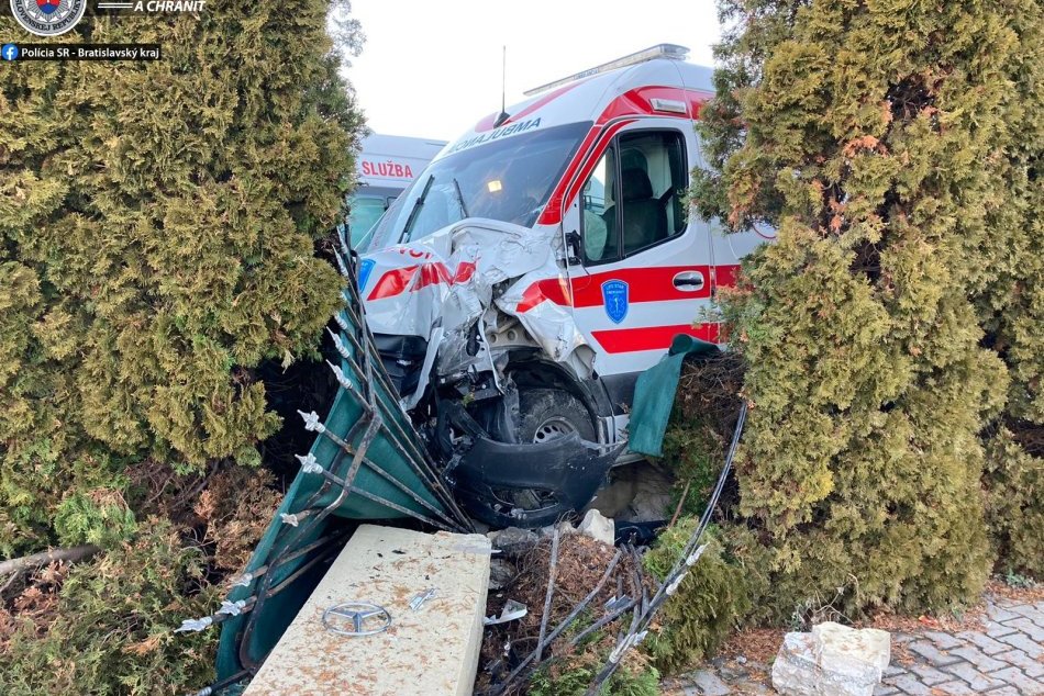 Ilustračný obrázok k článku Kuriózna nehoda auta a sanitky pri Senci: Škody sa šplhajú na 100-tisíc eur, FOTO