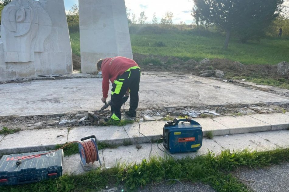 Ilustračný obrázok k článku Prievidzský pomník SNP na Banskej je v novom šate: Čo prešlo obnovou? FOTO
