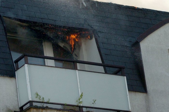 Ilustračný obrázok k článku Šialená silvestrovská noc: V Trenčíne horel aj balkón