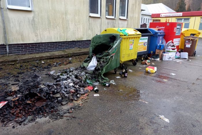 Ilustračný obrázok k článku Bláznivá silvestrovská noc: V Považskej Bystrici horeli kontajnery aj balkón