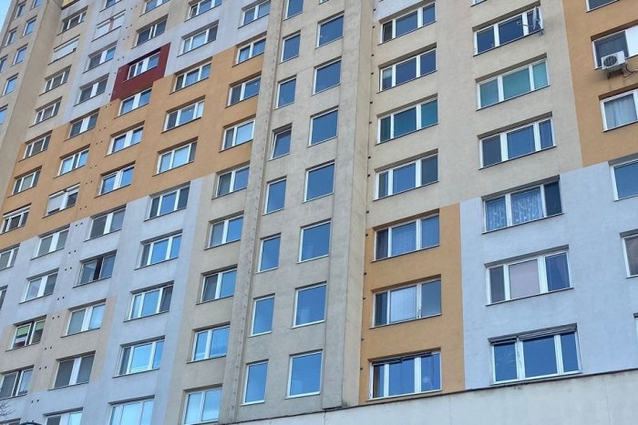 Ilustračný obrázok k článku TRAGÉDIA v Bratislave: Z okna na 7. poschodí paneláka vyskočil mladý muž