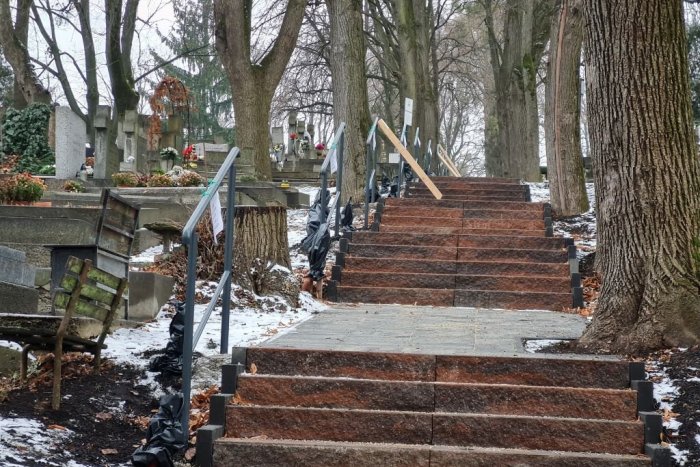 Ilustračný obrázok k článku Schodisko na cintoríne je bezpečnejšie: Po rokoch ho celé vynovili, FOTO