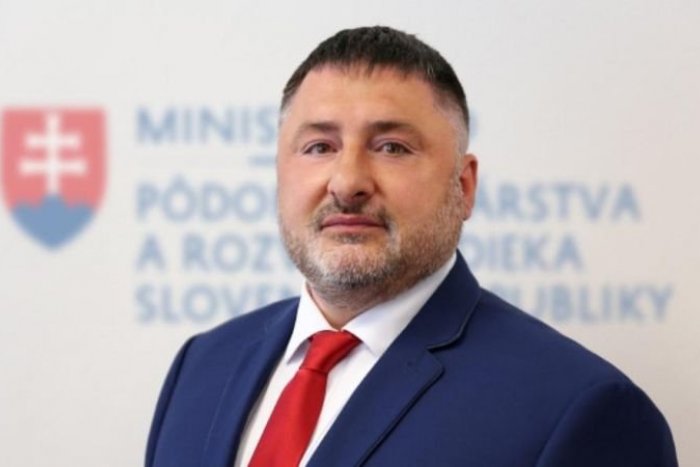 Ilustračný obrázok k článku Pridrahá SVIŇA pre spriaznenú firmu: Kyseľ odstupuje z postu štátneho tajomníka