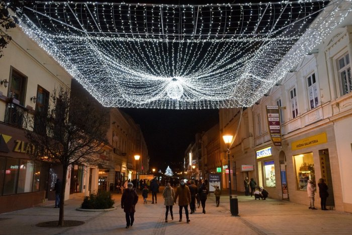 Ilustračný obrázok k článku Pád výrazne poškodil hviezdnu oblohu na pešej zóne: Zavesia ju späť?