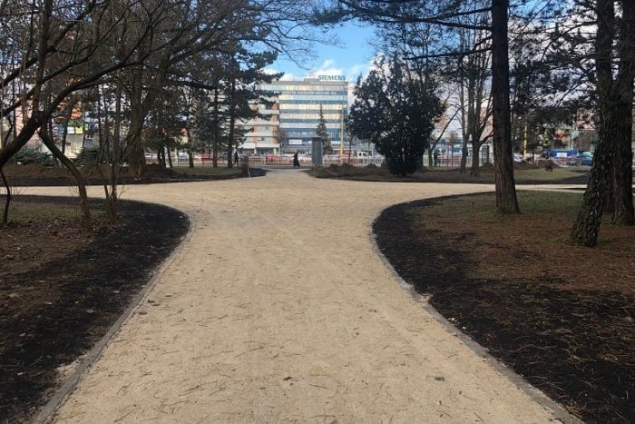 Ilustračný obrázok k článku Žiaden starý asfalt ani cestičky v tráve. Na Terase pribudli nové chodníky