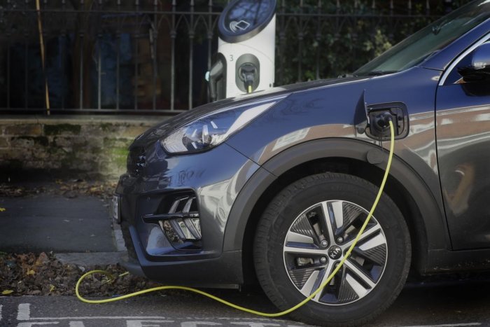 Ilustračný obrázok k článku V Bystrici pribudne 35 nabíjacích staníc pre ELEKTROMOBILY: Na ktorých uliciach sa dočkáme?