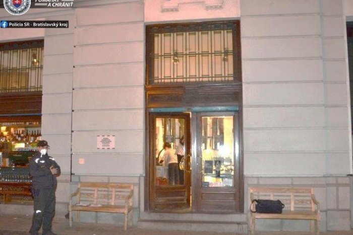 Ilustračný obrázok k článku Dostali chuť na VÍNO, ale porušili zákaz vychádzania: Policajti im naparili POKUTY!