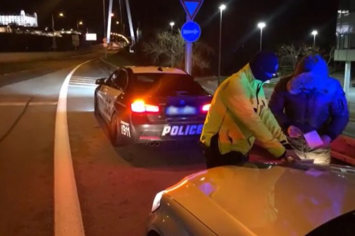 Ilustračný obrázok k článku Zrejme fanúšik AKČNÝCH filmov: Muž napodobňoval AMERICKÚ políciu v upravenom aute