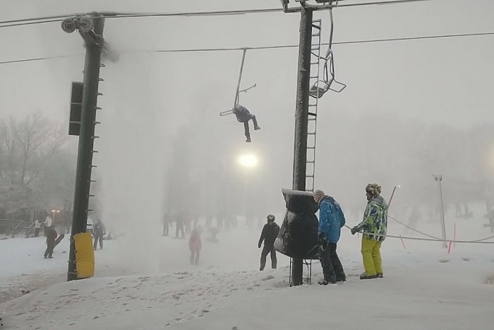 Ilustračný obrázok k článku VIDEO: Kuriózna nehoda na svahu. Gejzír vody ohrozoval lyžiarov na lanovke