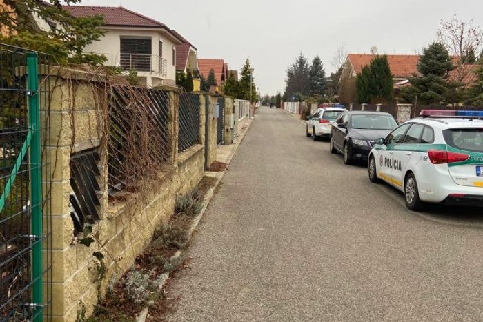 Ilustračný obrázok k článku Protest v Miloslavove: Napadnutie dievčaťa vyhnalo ľudí do ulíc, polícia je v pohotovosti