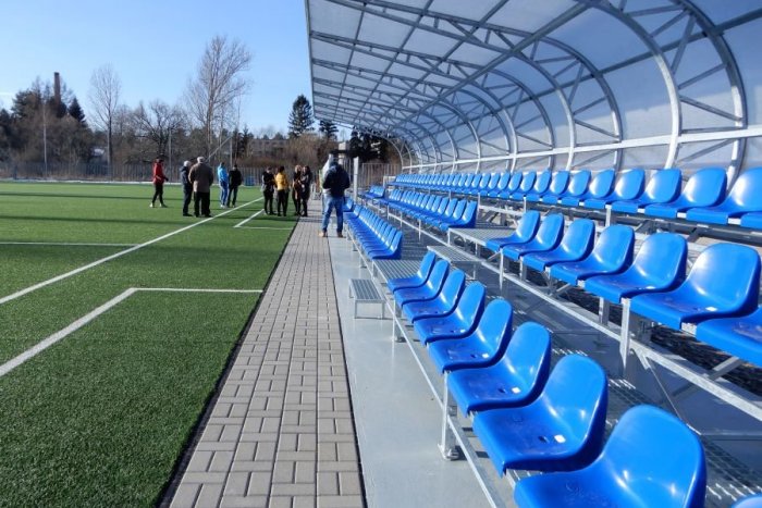 Ilustračný obrázok k článku Pri futbalovom ihrisku v Strážach pribudla tribúna: Niečo tu však ešte chýba