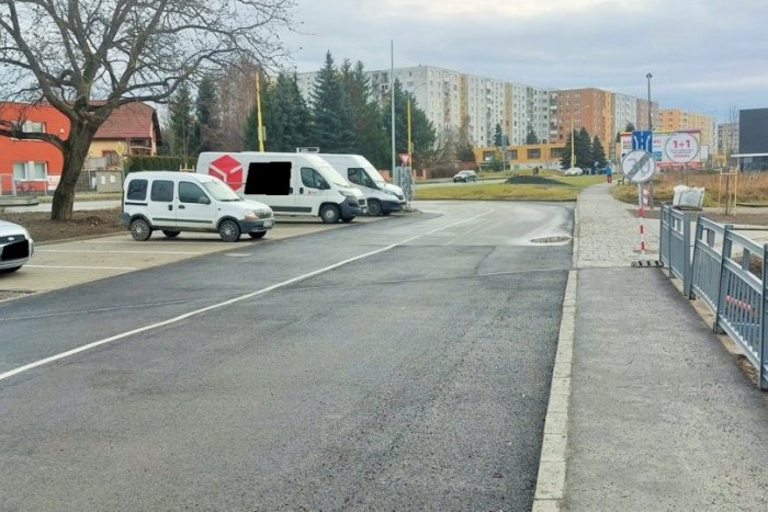 Ilustračný obrázok k článku Už zase Pat a Mat v Prešove? Chvíľu po osadení koberca je asfalt prederavený, FOTO