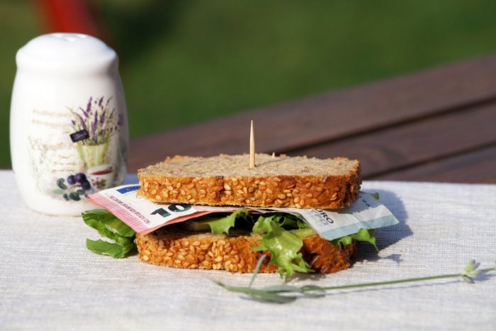 Ilustračný obrázok k článku Aj v roku 2022 siahneme hlbšie do peňaženiek: Chlieb a pečivo budú ešte DRAHŠIE!