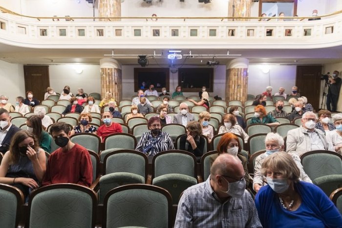 Ilustračný obrázok k článku Vláda uvoľnila podmienky pre hromadné a kultúrne podujatia: Kto sa na ne dostane?