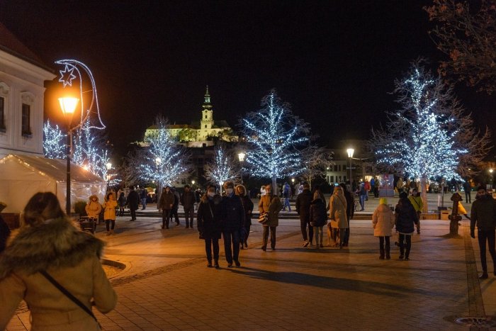 Ilustračný obrázok k článku Nitrania, veľké uvoľnenie opatrení je TU: Mesto môže opäť ožiť aj v noci!