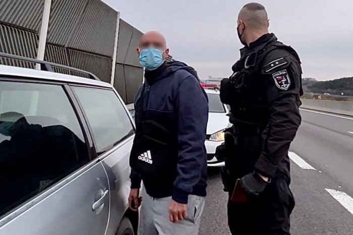 Ilustračný obrázok k článku Zdrogovaný vodič sa snažil vyhnúť pátraniu: Jeho spolujazdkyňa skončila v base