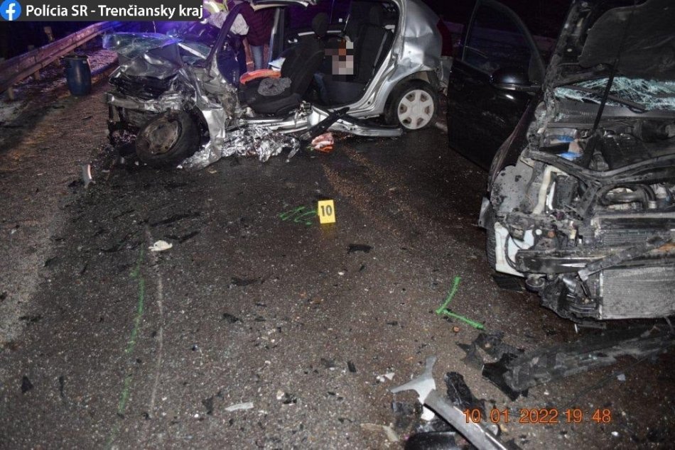 Ilustračný obrázok k článku Vážna nehoda pri Starej Turej: Z miesta hlásili 3 ťažké zranenia, FOTO