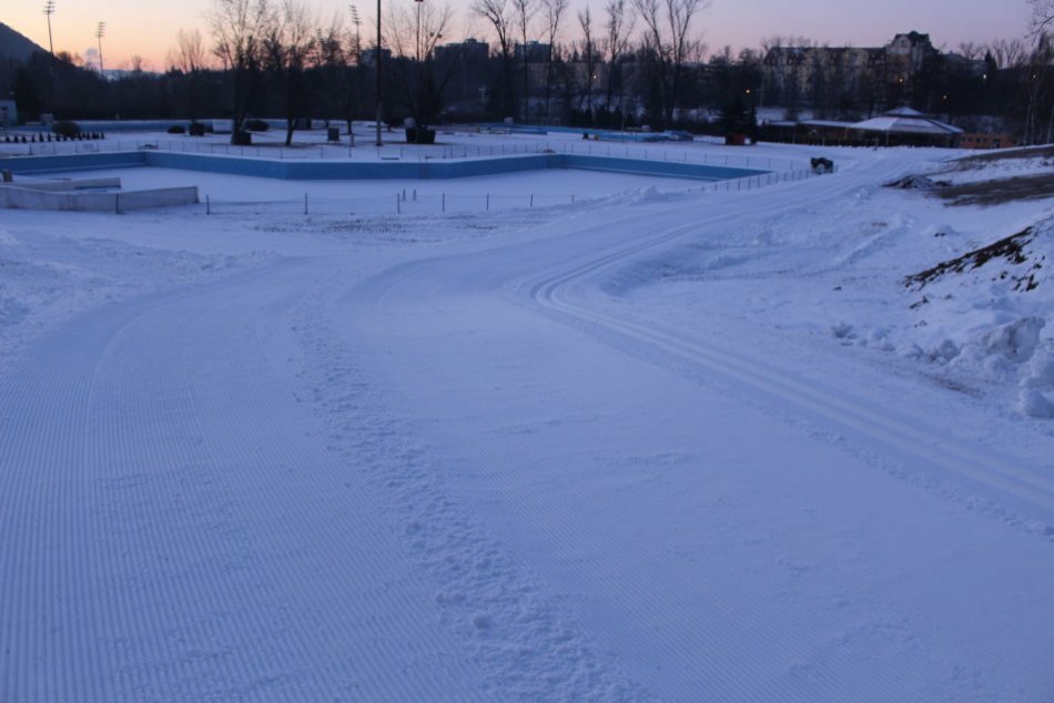 Ilustračný obrázok k článku Bystričania sa dočkali: Bežkársky okruh na kúpalisku OTVORILI, čo je tam zakázané? FOTO