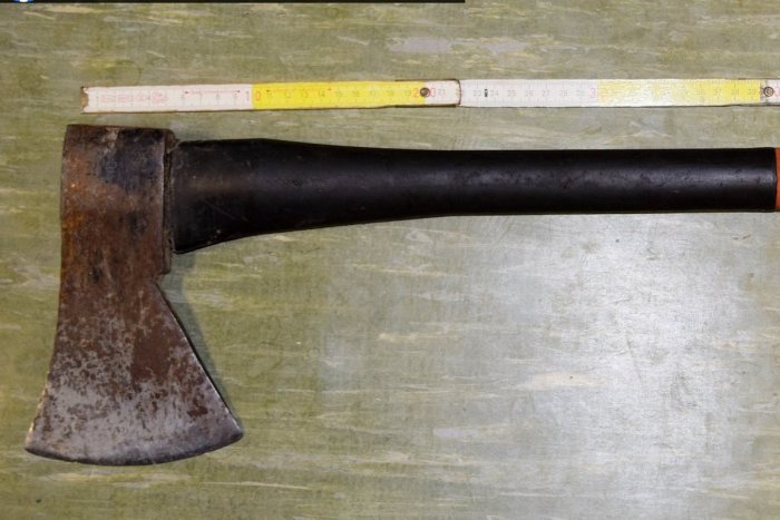 Ilustračný obrázok k článku Hrôza na lúke v Papradne: Muž sa mal so sekerou v ruke SMRŤOU vyhrážať aj deťom