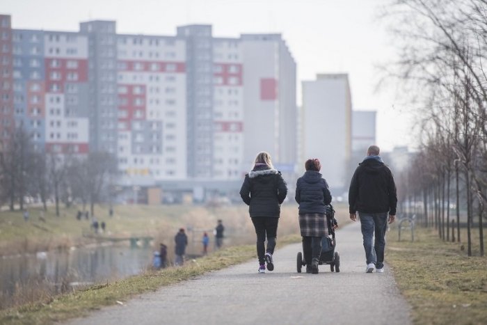 Ilustračný obrázok k článku Príjemná zmena v Petržalke: Chodci a cyklisti si obľúbenú trasu užijú aj po zotmení