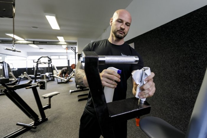 Ilustračný obrázok k článku Do fitka sú dve dávky vakcíny málo. Kedy potrebujete k očkovaniu aj test?