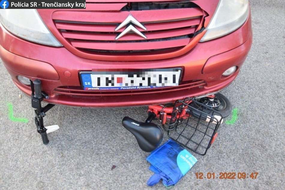 Ilustračný obrázok k článku Vodička ZRAZILA seniorku na kolobežke: Zlomeninu bude liečiť 3 mesiace, FOTO