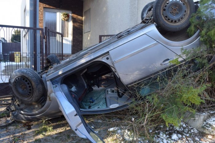 Ilustračný obrázok k článku Muž sa druhýkrát narodil: V rýchlosti vyletel z cesty a skončil na streche, FOTO